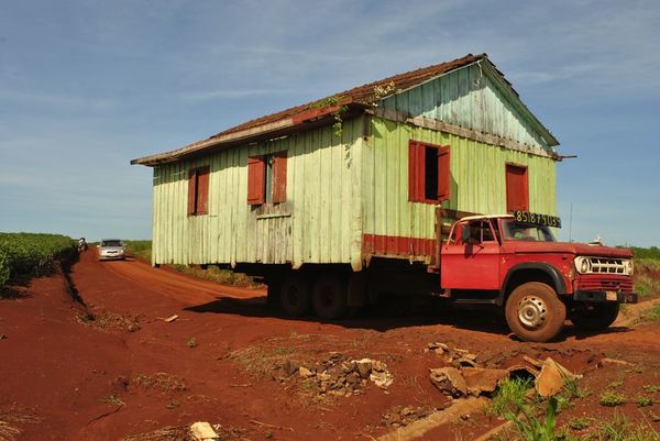 Cuando tenés que irte con la casa y todo, en Alto Paraná ofrecen el servicio - ABC en el Este - ABC Color