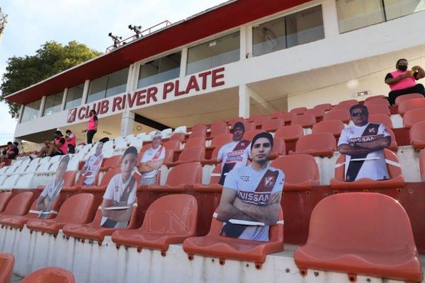 Los primeros “hinchas de cartón” del fútbol paraguayo – Prensa 5