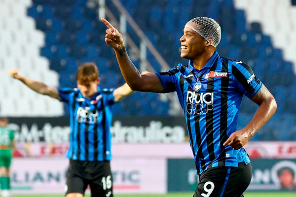 Atalanta vuelve al triunfo, establece récord y queda expectante