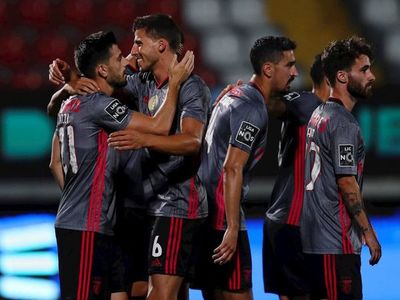 El Benfica gana al colista y el Sporting no pasa del empate