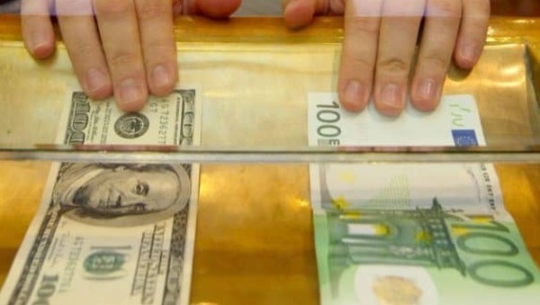 Valuación de monedas suaviza caída de ganancias en casas de cambio
