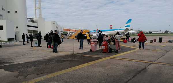 Volvieron a su tierra: Desde Uruguay, más de 40 compatriotas arribaron al país - Megacadena — Últimas Noticias de Paraguay