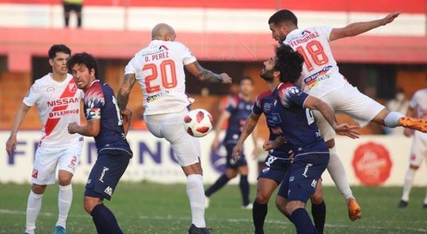 El protocolo prohíbe, pero River y Nacional se dieron la mano