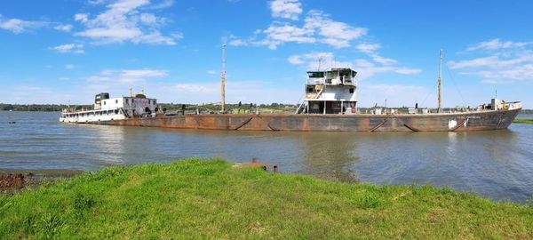 Jueza ordena que el MADES se haga cargo del buque varado en el río Paraná - Nacionales - ABC Color