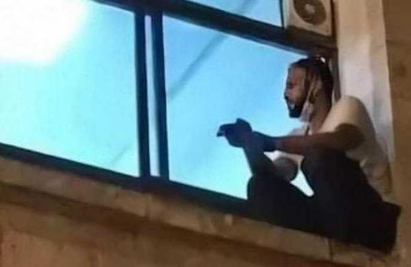 Trepa hasta la ventana de un hospital para despedirse de su madre con Covid-19 - C9N