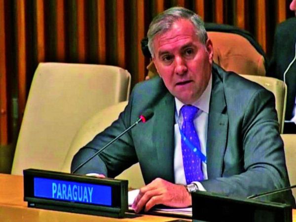 Diplomáticos en misiones ganan más que el presidente