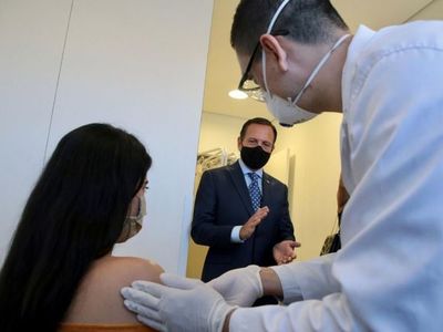 Brasil, esperanzado, inicia las pruebas de fase 3 de vacuna china