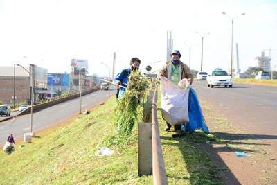 Comuna sigue limpiando Ruta 02 PY ante irresponsabilidad de Tape Porã