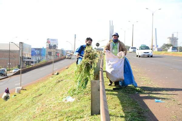 Comuna sigue limpiando Ruta 02 PY ante irresponsabilidad de Tape Porã