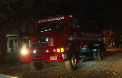 Vela encendida causa incendio en una casa
