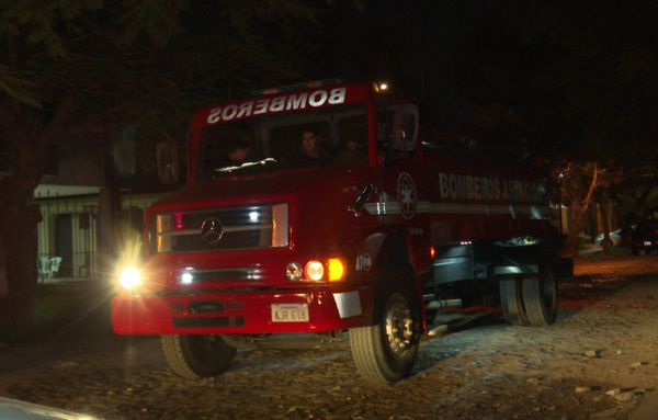Vela encendida causa incendio en una casa