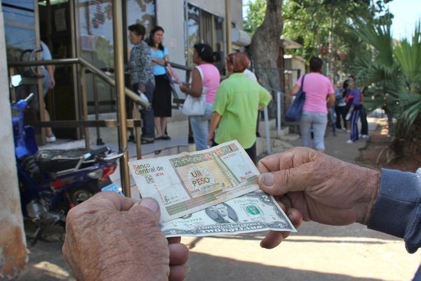 Cuba levantó los impuestos a las divisas y promueve el uso del dólar para “rescatar economía”