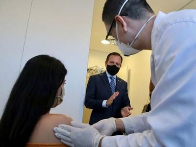 Brasil, esperanzado, inicia las pruebas de fase 3 de vacuna china
