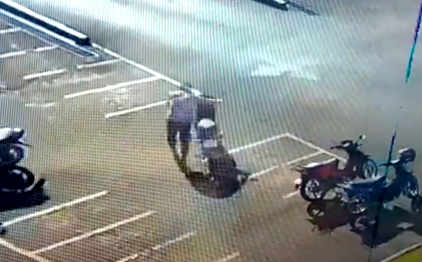 Graban accionar de un ladrón de motos en estacionamiento de Fortis