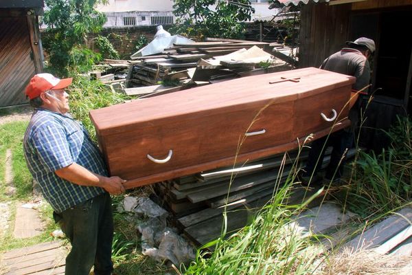 Entierros dignos para los necesitados, la consigna de una familia boliviana - Mundo - ABC Color