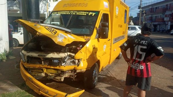 Ambulancia ocasiona accidente en Villarrica - Nacionales - ABC Color