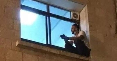 La foto más triste: Joven trepó a ventana de hospital para despedir a su madre