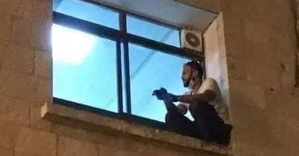La foto más triste: Joven trepó a ventana de hospital para despedir a su madre