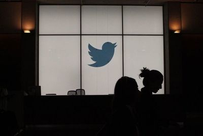 Twitter elimina cuentas que divulgan teorías de conspiración de QAnon - Tecnología - ABC Color