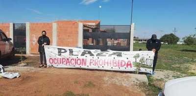Vecinos ya no saben qué hacer porque intendente «no tiene corazón» para desalojar a compradores de futura plaza | Radio Regional 660 AM