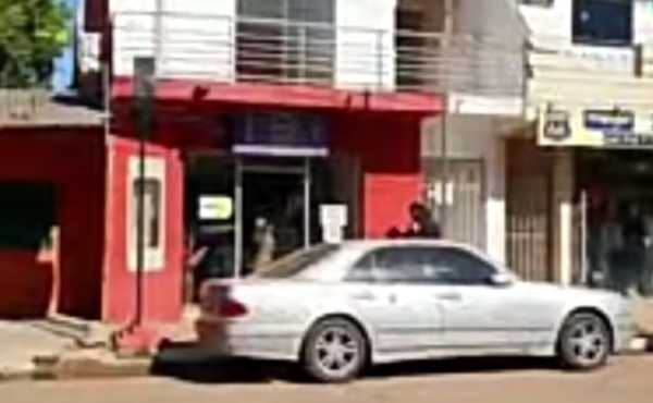 En asalto express, solitario atracador vacía caja de una financiera | Radio Regional 660 AM