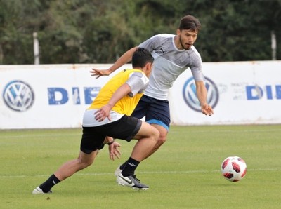 Los futbolistas albirrojos trabajan sin pausa en Ypané - APF