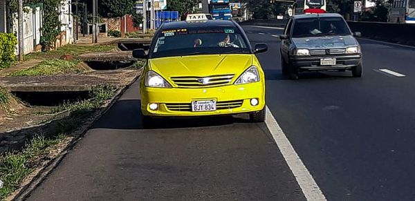 Denuncian que taxista huyó tras chocar a un motociclista - Nacionales - ABC Color