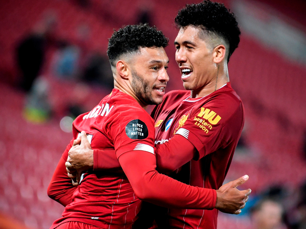 Liverpool recibe la copa de campeón luego 30 años