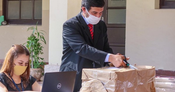 Abren ofertas para licitación de 3 millones de batas de sello nacional