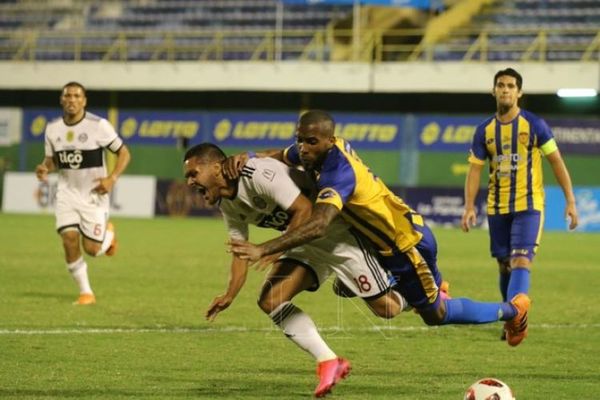 Con mucho empuje y poco fútbol, Olimpia consiguió un agónico empate ante Luqueño