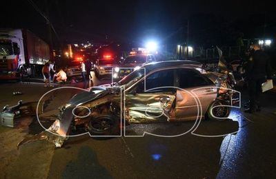 Violento choque contra un camión estacionado al costado de Acceso Sur - Nacionales - ABC Color