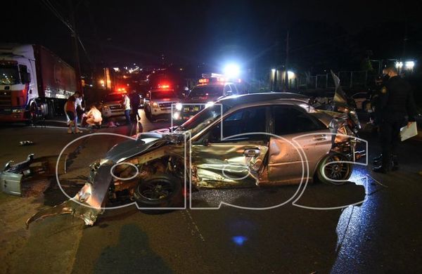 Violento choque contra un camión estacionado al costado de Acceso Sur - Nacionales - ABC Color