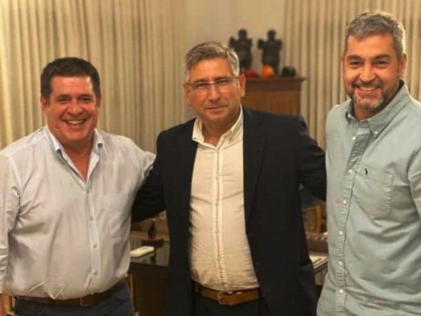 Afirman que la crítica situación de Abdo lo obliga a pactar con Cartes