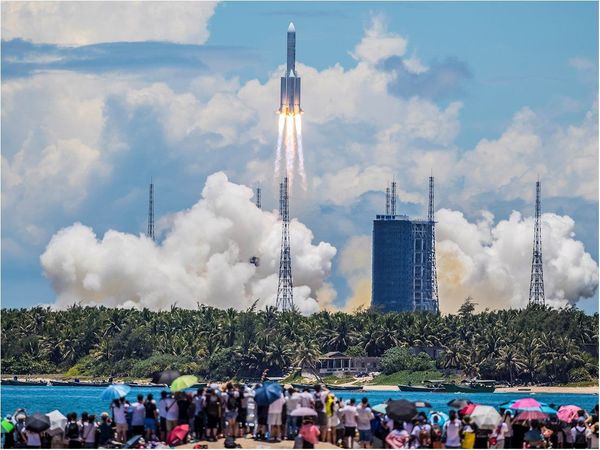 China lanza con éxito su primera sonda a Marte