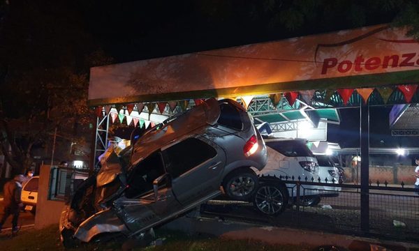 Violento vuelco de vehículo en CDE