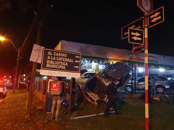 Vehículo en ALTA VELOCIDAD volcó y chófer quedo herido