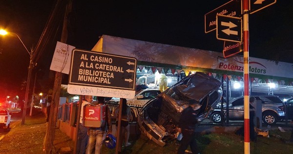 Conductor perdió el control de su vehículo y terminó sobre el techo de una camioneta