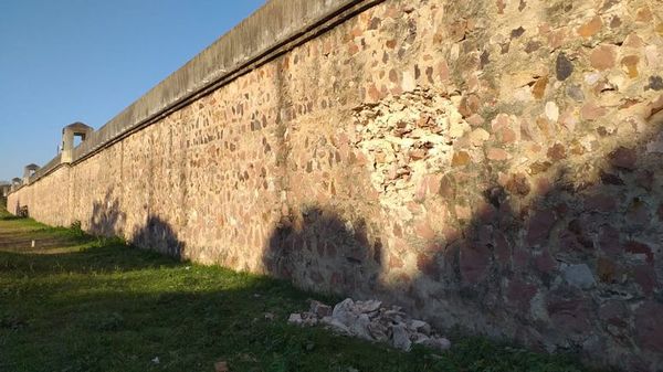 Destruyen parte del muro de la cárcel de Concepción - Nacionales - ABC Color
