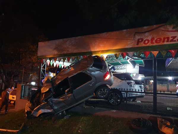 Aparatoso vuelco de vehículo en CDE