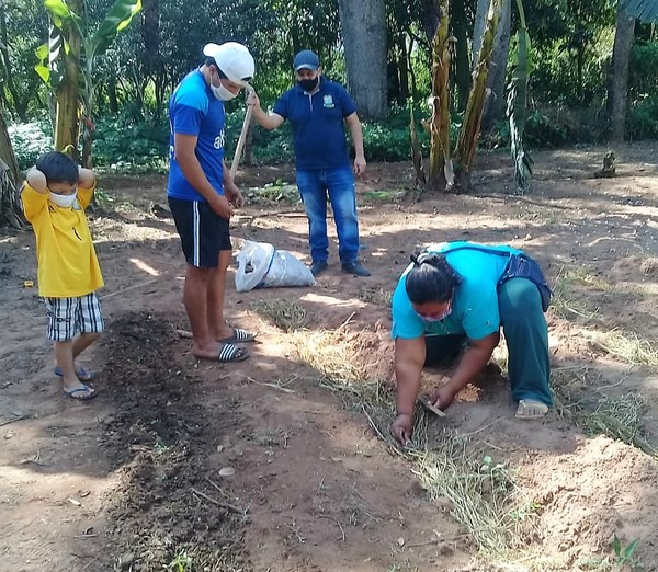 Pequeños productores activan sin descanso para producir alimentos y evitar la vida precaria - La Mira Digital