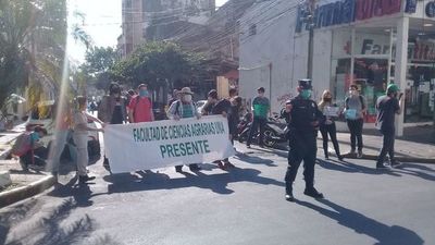 Universitarios y docentes se movilizan para pedir mayor inversión en educación  - Nacionales - ABC Color