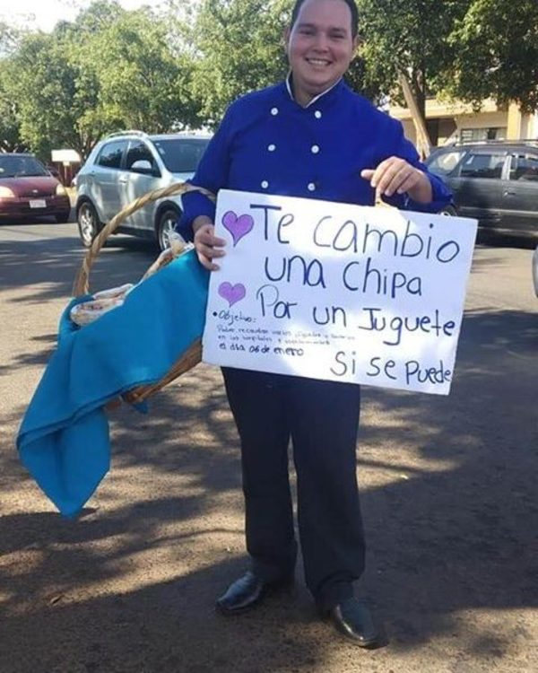 Cambia chipa por juguetes para llegar a niños en su día