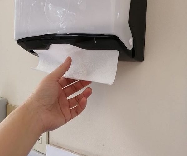 Para secar las manos aconsejan toalla de papel antes que secador eléctrico