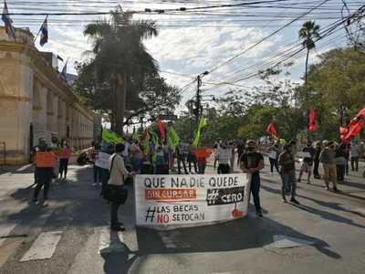 Universitarios se manifiestan en varios puntos del Centro, exigiendo arancel cero - Megacadena — Últimas Noticias de Paraguay