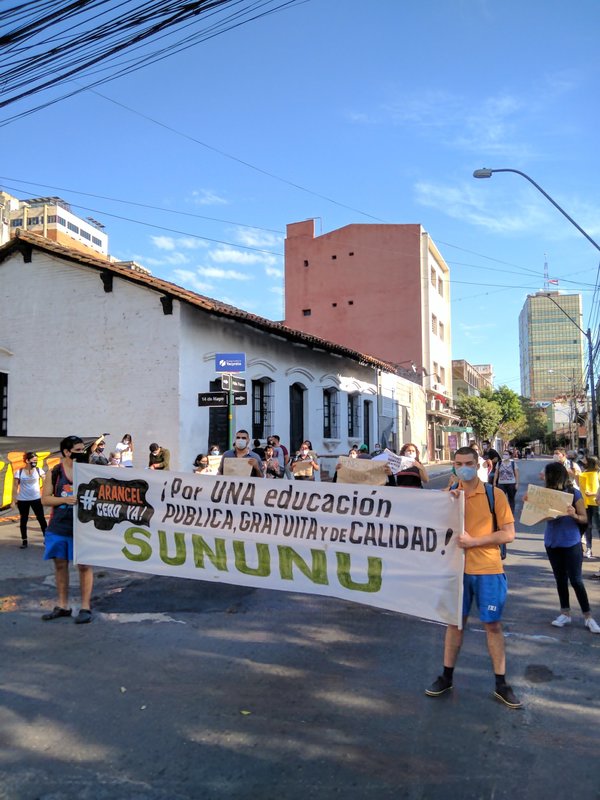 Estudiantes universitarios se manifiestan reclamando arancel cero