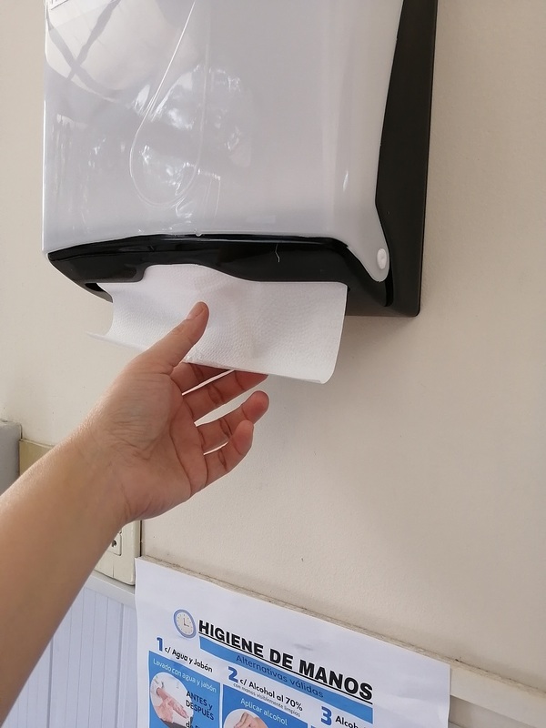 Aconsejan toalla de papel antes que secamanos eléctrico