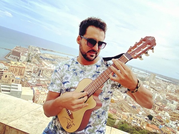 Alessandro Galas cantó polca en Alincante- España
