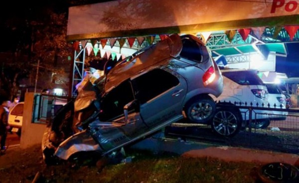 Rozó el cordón, volcó y terminó encima de otra camioneta