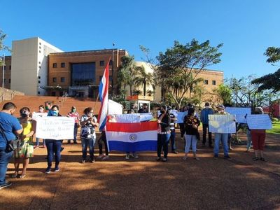 Familiares de guardiacárceles detenidos se manifestaron