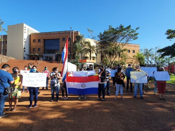 Familiares de guardiacárceles detenidos se manifestaron